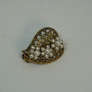 Vintage Gold Tone Faux Pearl Leaf Brooch Filigree Pin Classic Elegant